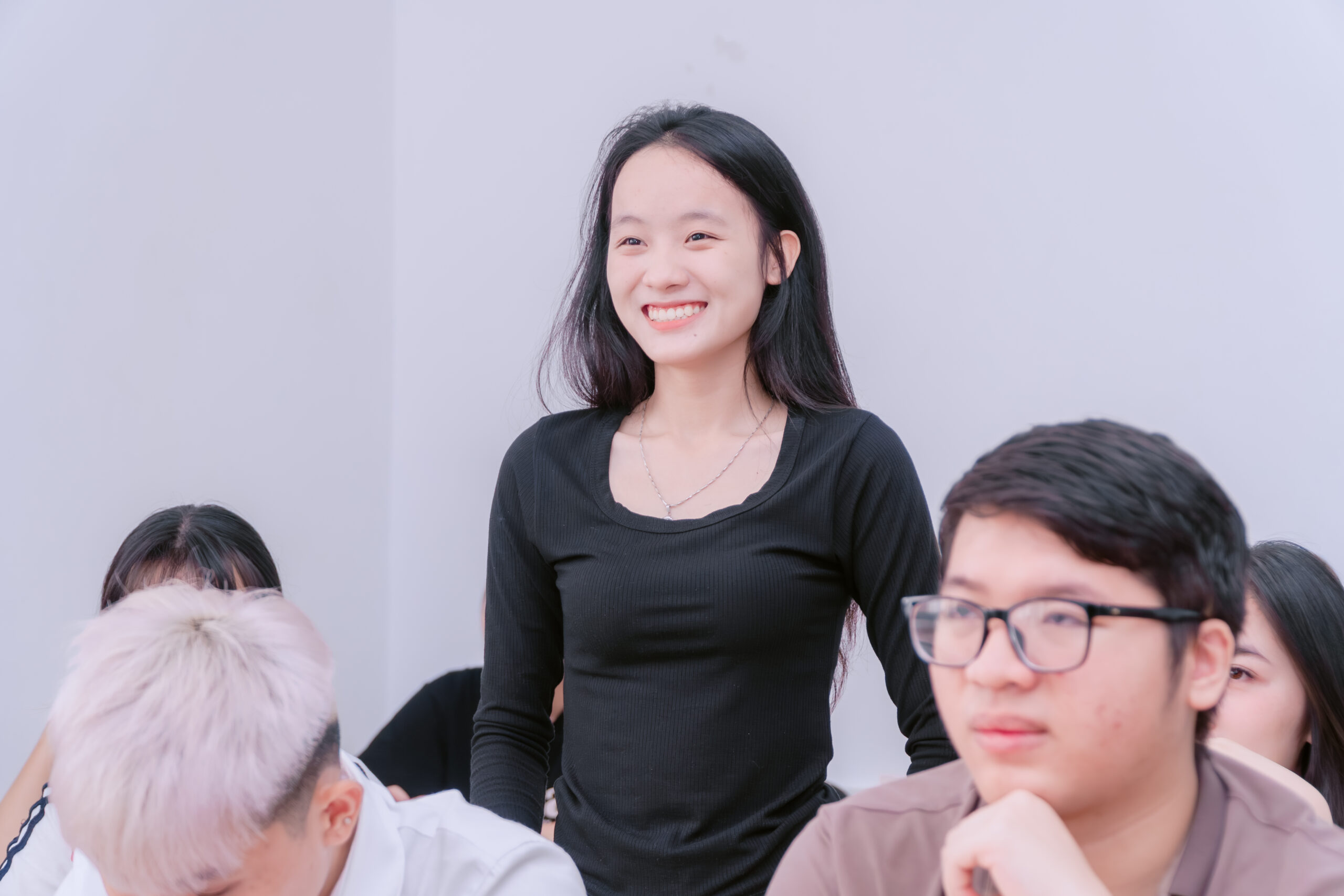 Sinh viên CMB tự tin thuyết trình trong buổi học môn Giáo dục chính trị