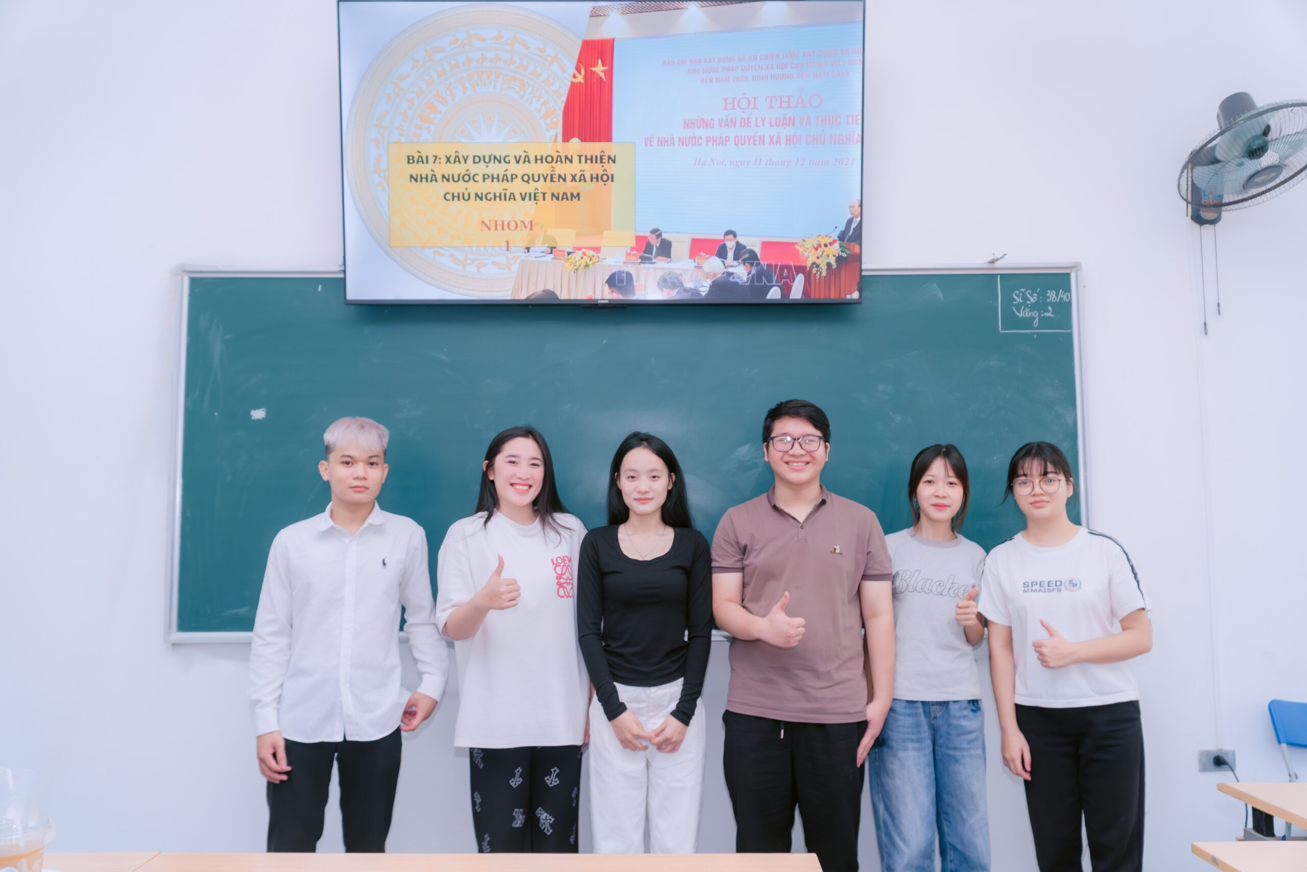 Sinh viên SMB tự tin thuyết trình trong buổi học Giáo dục Chính trị 