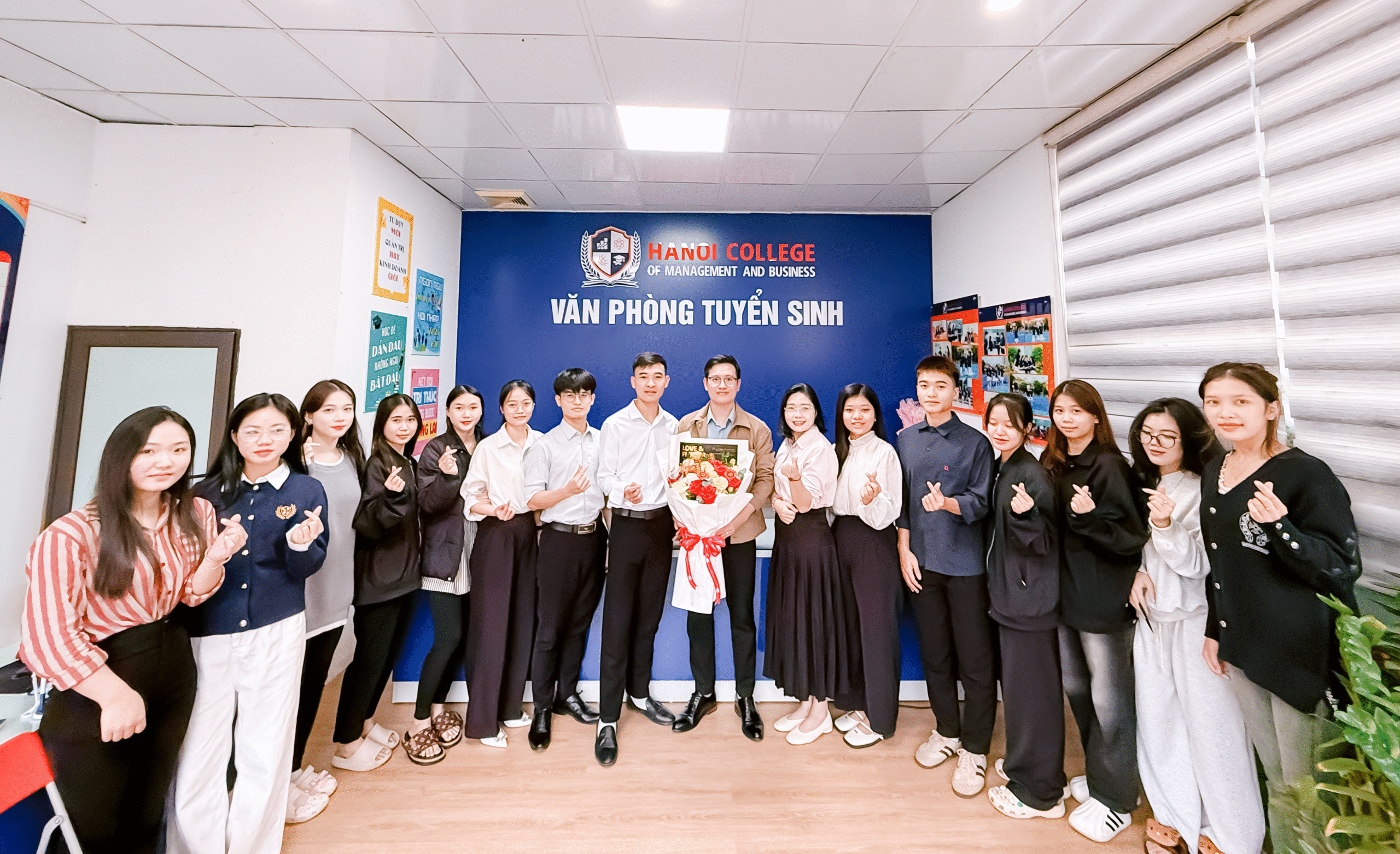 Đại diện sinh viên CMB gửi lời chúc mừng tới các Thầy cô Phòng Tuyển sinh