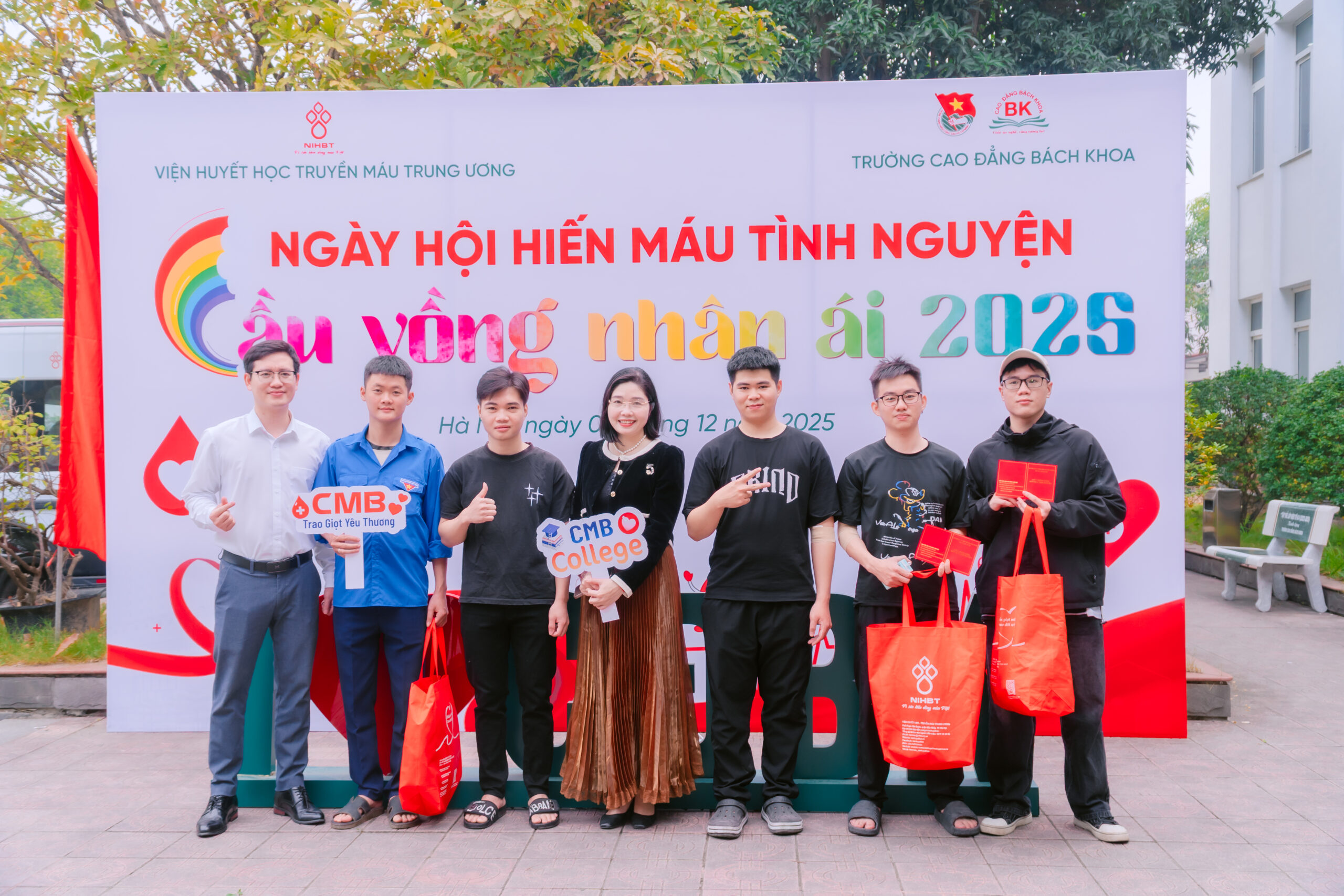 Sinh viên CMB lan tỏa yêu thương tại Ngày hội Hiến máu “Cầu vồng nhân ái” 2025