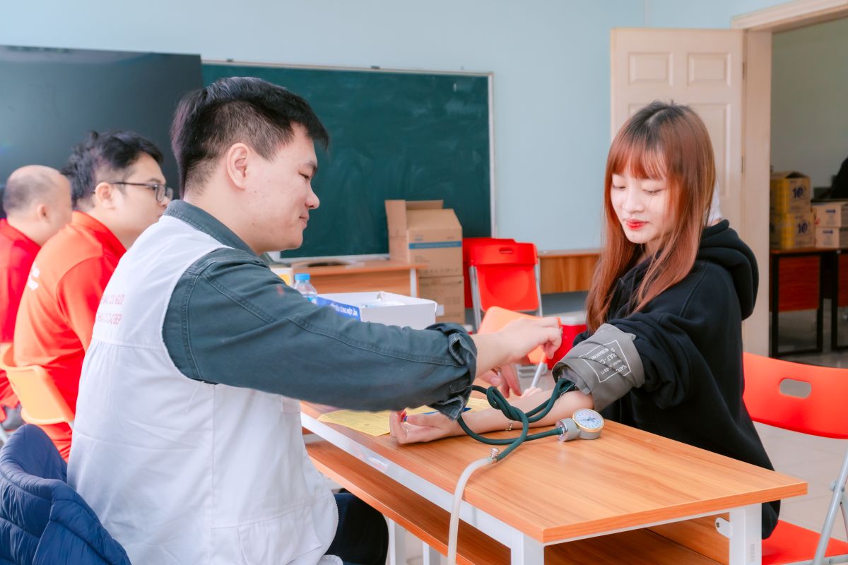 Sinh viên được kiểm tra sức khỏe an toàn trước khi hiến máu