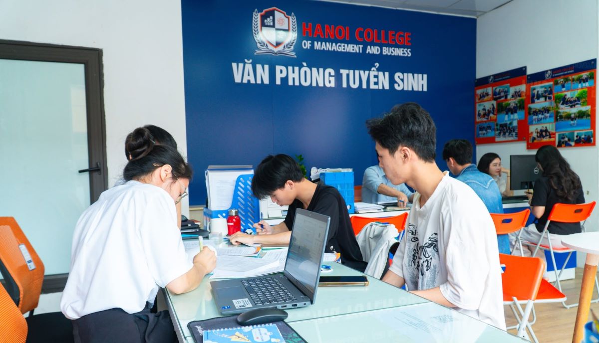 Văn phòng tuyển sinh Cao đẳng Quản lý và Kinh doanh Hà Nội