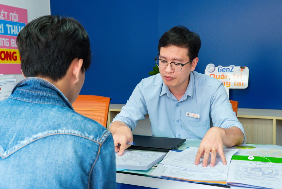 Các thầy cô tư vấn tuyến sinh hỗ trợ chi tiết các thí sinh trong quá trình nhập học Cao đẳng Quản lý và Kinh doanh Hà Nội