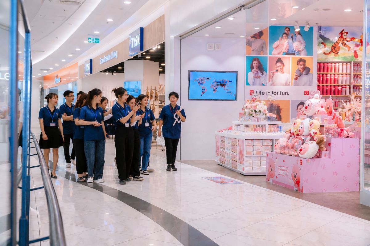 sinh viên Cao đẳng Quản lý và Kinh doanh Hà Nội tham quan AEON