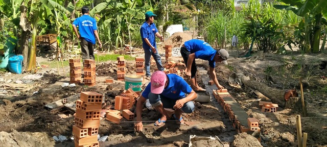 Thanh niên may khẩu trang, trao nhu yếu phẩm cho người bị cách ly