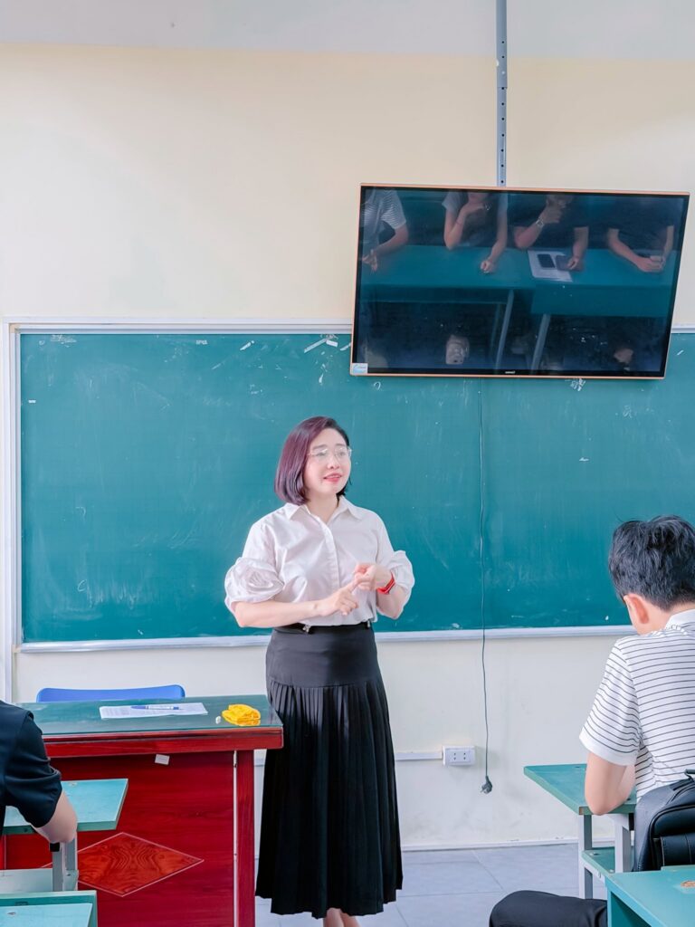 Buoi-gap-go-tan-sinh-vien-K26-truong-Cao-dang-Quan-ly-va-Kinh-doanh-Ha-Noi