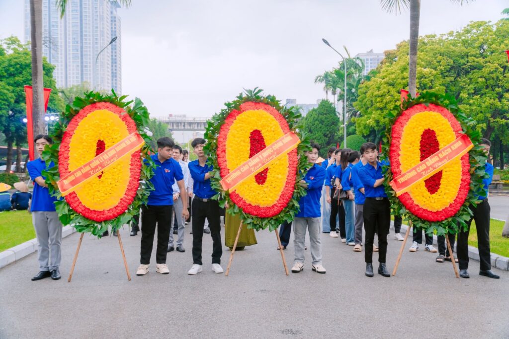 Đoàn Trường Cao đẳng Quản lý và Kinh doanh Hà Nội dâng hương tưởng niệm các Anh hùng Liệt sĩ tại Nghĩa trang Mai Dịch (Hà Nội)