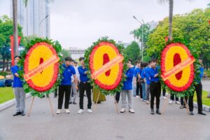 Đoàn Trường Cao đẳng Quản lý và Kinh doanh Hà Nội dâng hương tưởng niệm các Anh hùng Liệt sĩ tại Nghĩa trang Mai Dịch (Hà Nội)