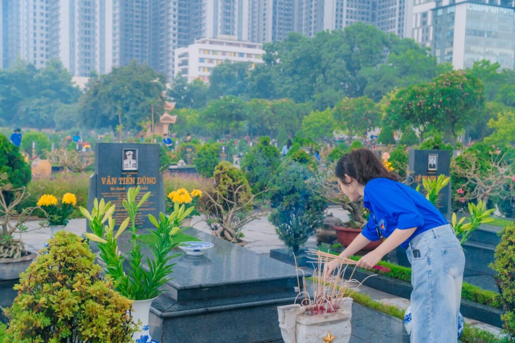 Doan-Truong-Cao-dang-Quan-ly-va-Kinh-doanh-Ha-Noi-dang-huong-tuong-niem-cac-Anh-hung-Liet-si-tai-Nghia-trang-Mai-Dich