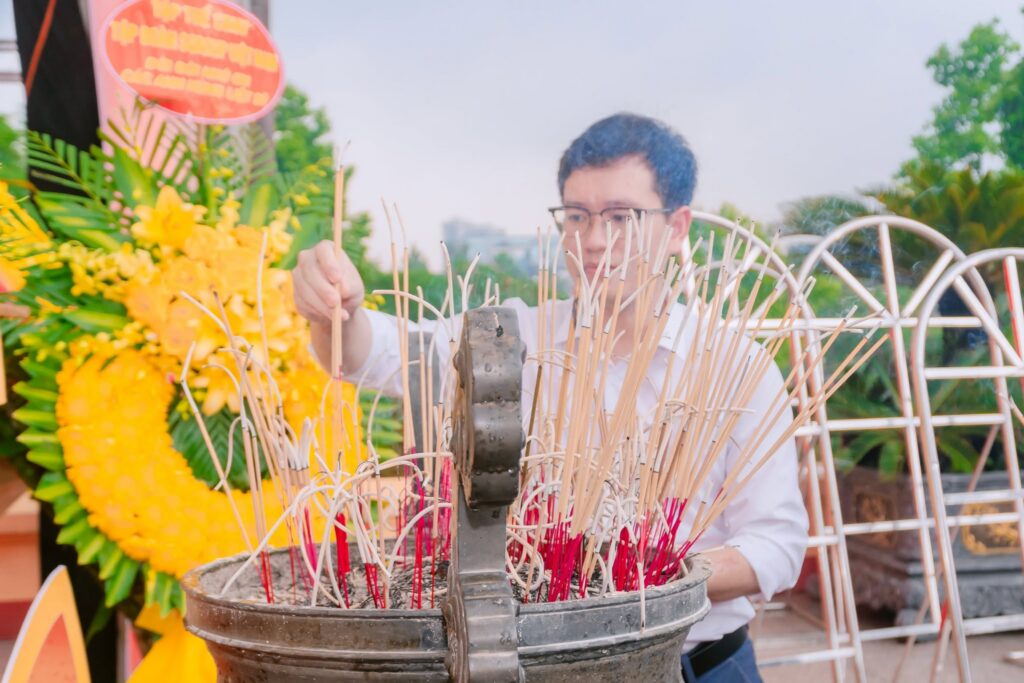 Doan-Truong-Cao-dang-Quan-ly-va-Kinh-doanh-Ha-Noi-dang-huong-tuong-niem-cac-Anh-hung-Liet-si-tai-Nghia-trang-Mai-Dich