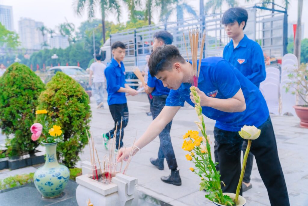Doan-Truong-Cao-dang-Quan-ly-va-Kinh-doanh-Ha-Noi-dang-huong-tuong-niem-cac-Anh-hung-Liet-si-tai-Nghia-trang-Mai-Dich