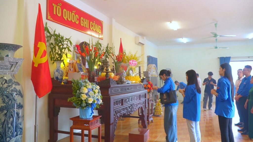 Doan-Truong-Cao-dang-Quan-ly-va-Kinh-doanh-Ha-Noi-dang-huong-tuong-niem-cac-Anh-hung-Liet-si-tai-Nghia-trang-Mai-Dich