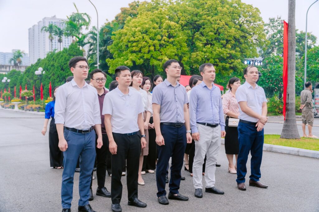Doan-Truong-Cao-dang-Quan-ly-va-Kinh-doanh-Ha-Noi-dang-huong-tuong-niem-cac-Anh-hung-Liet-si-tai-Nghia-trang-Mai-Dich
