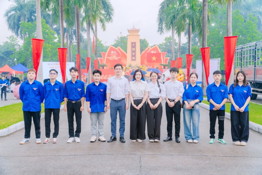 Doan-Truong-Cao-dang-Quan-ly-va-Kinh-doanh-Ha-Noi-dang-huong-tuong-niem-cac-Anh-hung-Liet-si-tai-Nghia-trang-Mai-Dich
