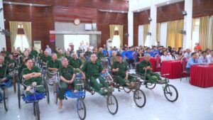 Đoàn Trường Cao đẳng Quản lý và Kinh doanh Hà Nội thăm hỏi các thương binh tại Trung tâm Điều dưỡng Thương binh Thuận Thành (Bắc Ninh)