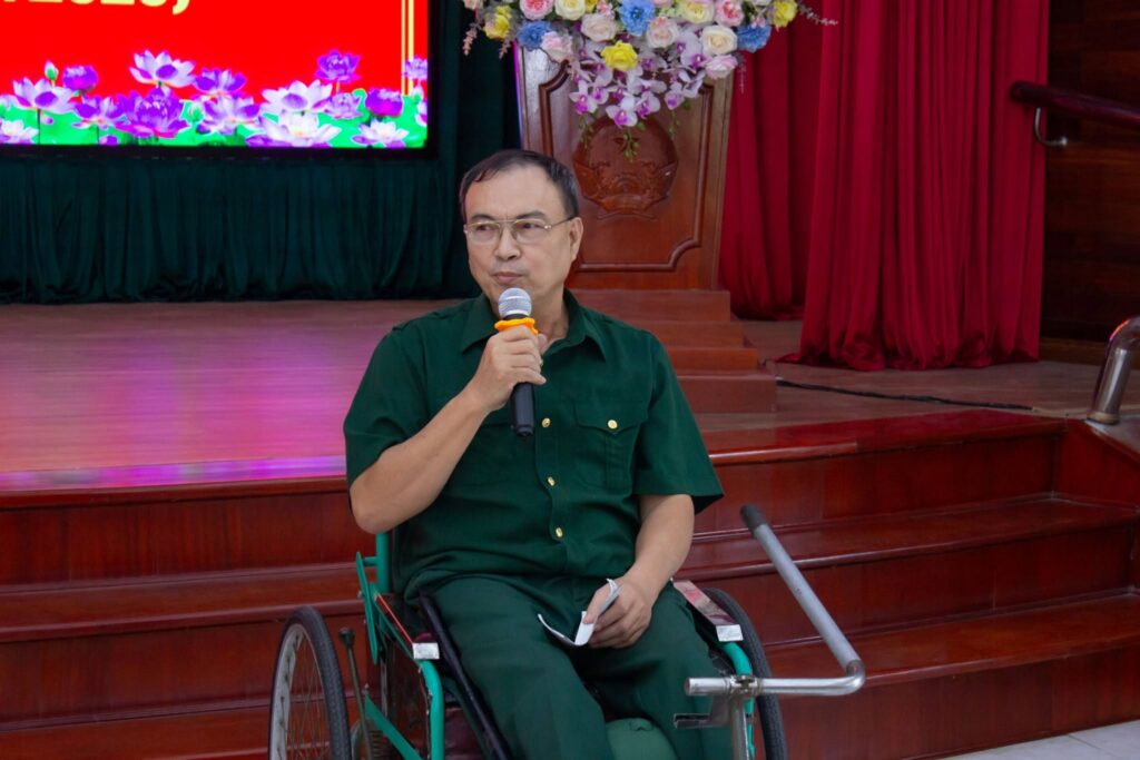 Doan-Truong-Cao-dang-Quan-ly-va-Kinh-doanh-Ha-Noi-tham-hoi-cac-thuong-binh-tai-Trung-tam-Dieu-duong-Thuong-binh-Thuan-Thanh-Bac-Ninh