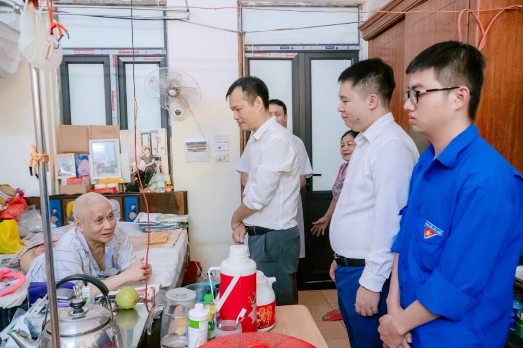 Doan-Truong-Cao-dang-Quan-ly-va-Kinh-doanh-Ha-Noi-tham-hoi-cac-thuong-binh-tai-Trung-tam-Dieu-duong-Thuong-binh-Thuan-Thanh-Bac-Ninh